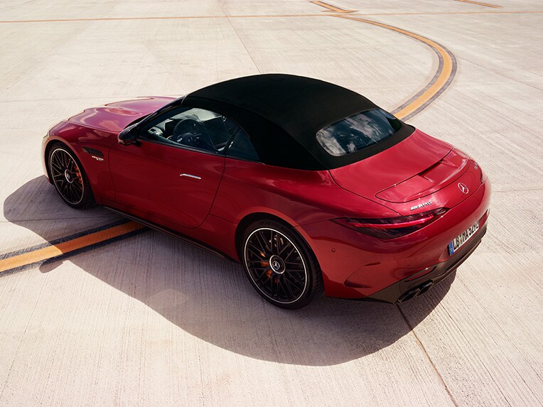 Ein Mercedes-AMG SL Roadster in einer seitlichen Heckansicht mit geschlossenem Dach.