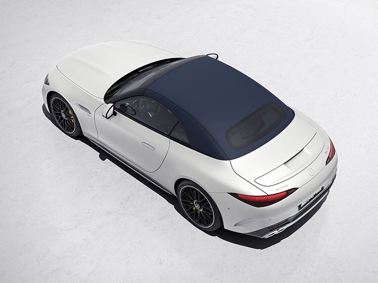 Das midnight blue Stoffverdeck des Mercedes-AMG SL Roadsters.