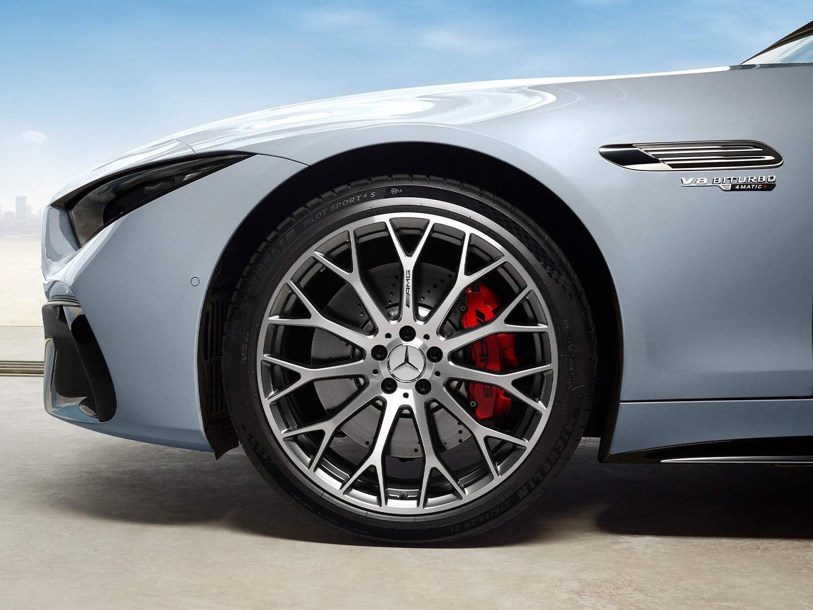 Der Mercedes-AMG SL Roadster in einer Seitenansicht.