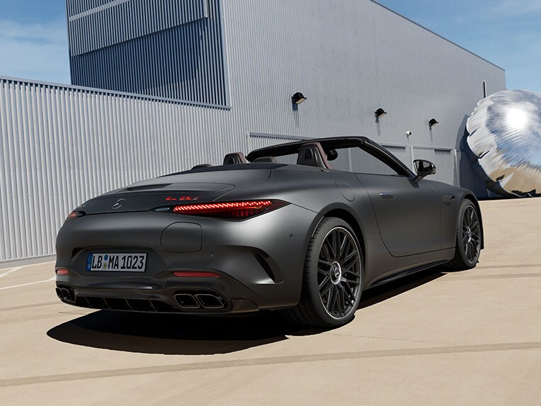 Der Mercedes-AMG SL 63 S E PERFORMANCE in einer seitlichen Heckansicht.