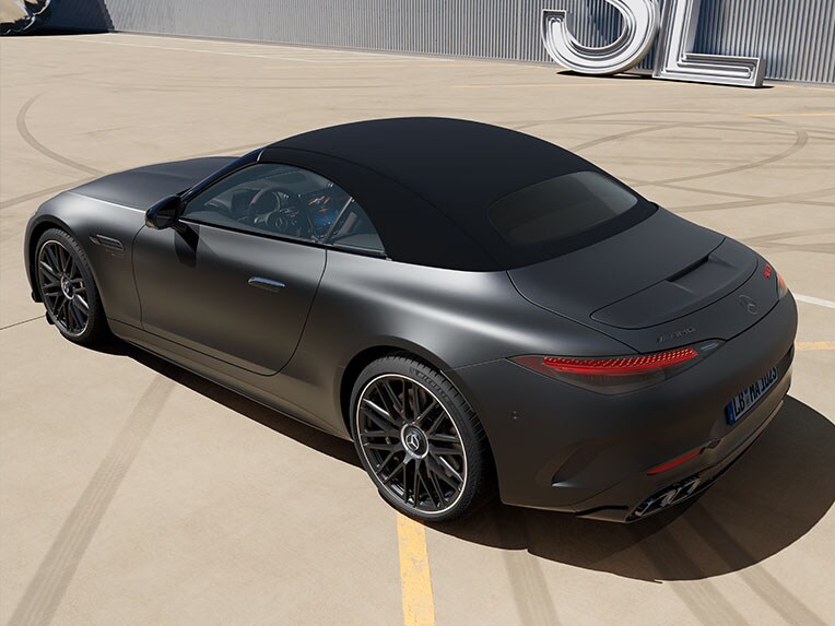 Eine seitliche Frontansicht eines Mercedes-AMG SL Roadsters mit geschlossenem Dach.