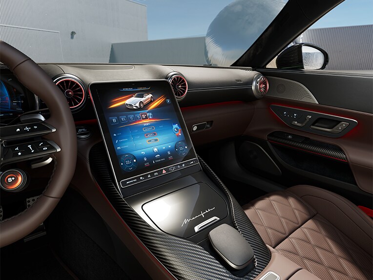 Das Interieur mit Zentral-Display des Mercedes-AMG SL 63 S E PERFORMANCE.
