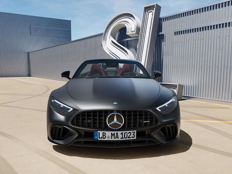 Der Mercedes-AMG SL 63 S E PERFORMANCE in einer Frontansicht.