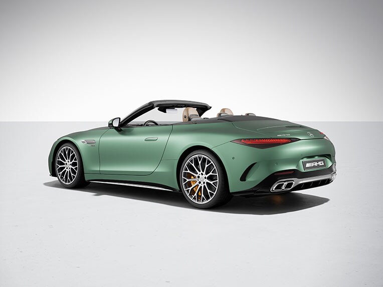 Der Mercedes-AMG SL 63 S E PERFORMANCE in einer seitlichen Heckansicht mit AMG Aerodynamik-Paket.
