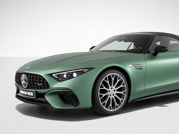 Der Mercedes-AMG SL 63 S E PERFORMANCE in einer seitlichen Frontansicht mit AMG Night-Paket II.