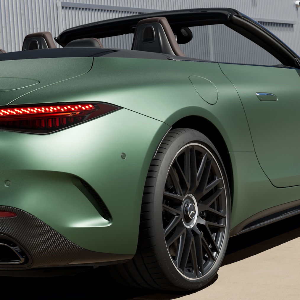 Innenansicht vom Cockpit eines geschlossenen Mercedes-AMG SL Roadsters vor einem Werksgebäude.