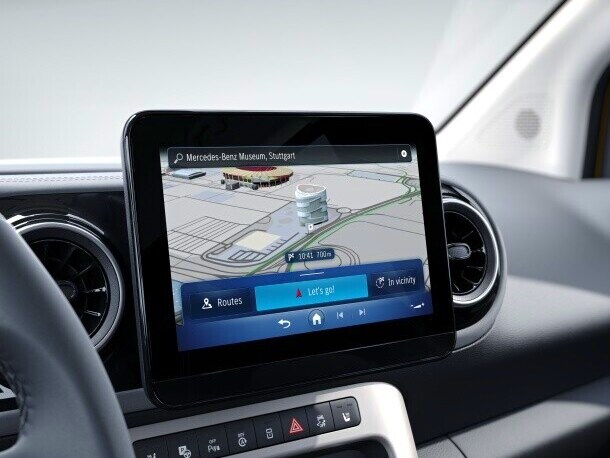 Die Kartenansicht des MBUX Multimediasystems im Cockpit der T-Klasse.