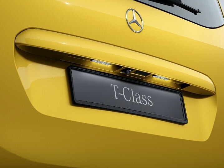 Die Heckansicht der T-Klasse mit der Rückfahrkamera in der Mitte.