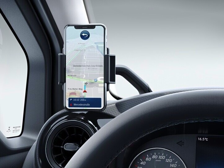 Die Smartphone-Halterung im Cockpit der T-Klasse.