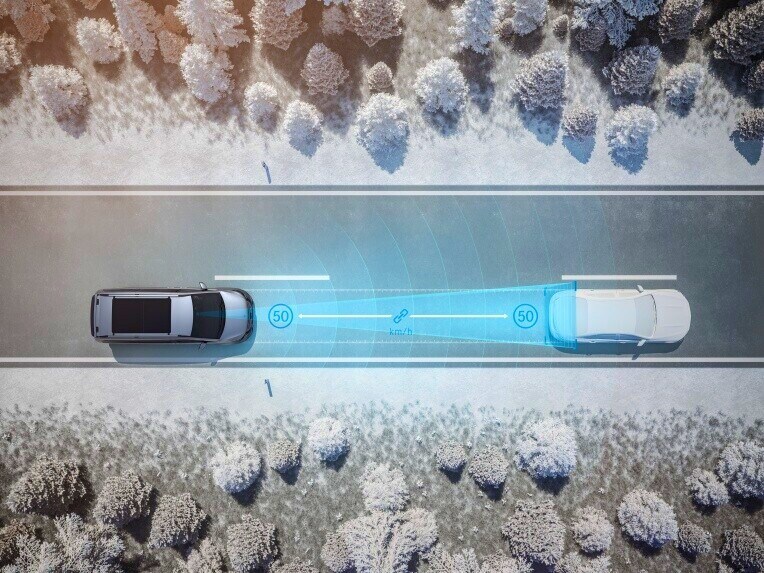 Der radarbasierte Aktive Abstands-Assistent DISTRONIC hält automatisch den Abstand zu vorausfahrenden Fahrzeugen.