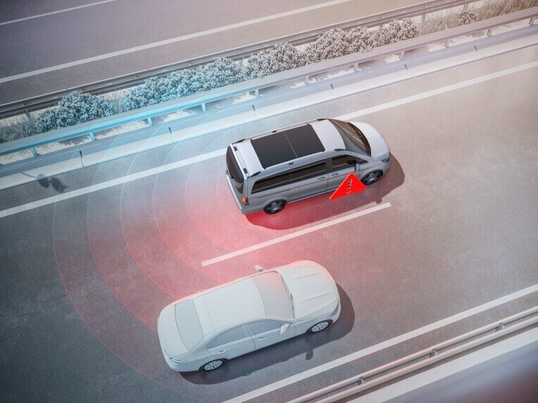 Der Totwinkel-Assistent mit Rear Cross Traffic Alert kann helfen, Unfälle beim Spurwechsel und beim Rückwärtsfahren zu vermeiden.