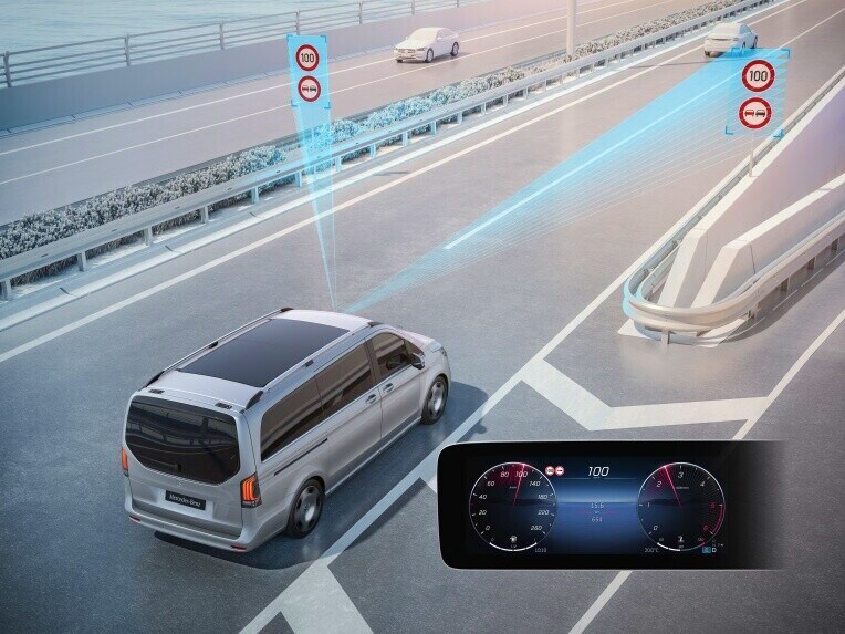 Der Verkehrszeichen-Assistent kann den Fahrer unterstützen, indem er ständig erkannte Geschwindigkeitsbegrenzungen sowie Einfahr- und Überholverbote anzeigt.