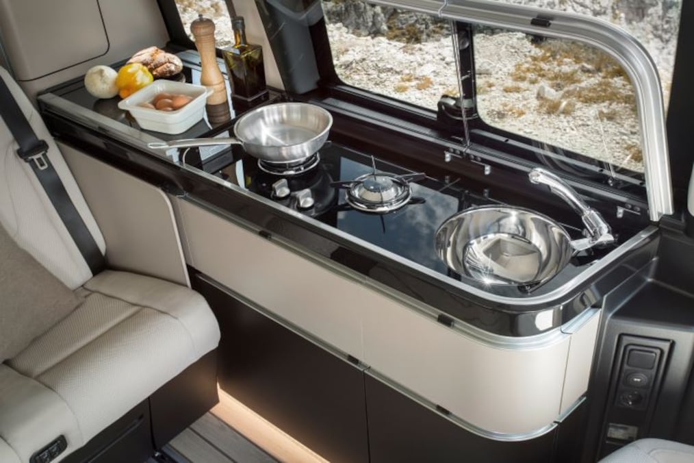 Detailaufnahme der Bordküche des Marco Polo mit Herdplatte und Spüle.