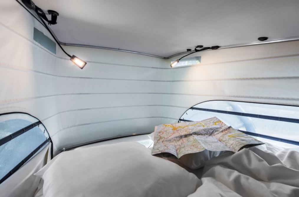Das Dachbett des Marco Polo mit LED-Leuchten und Lüftungsdüsen links und rechts.