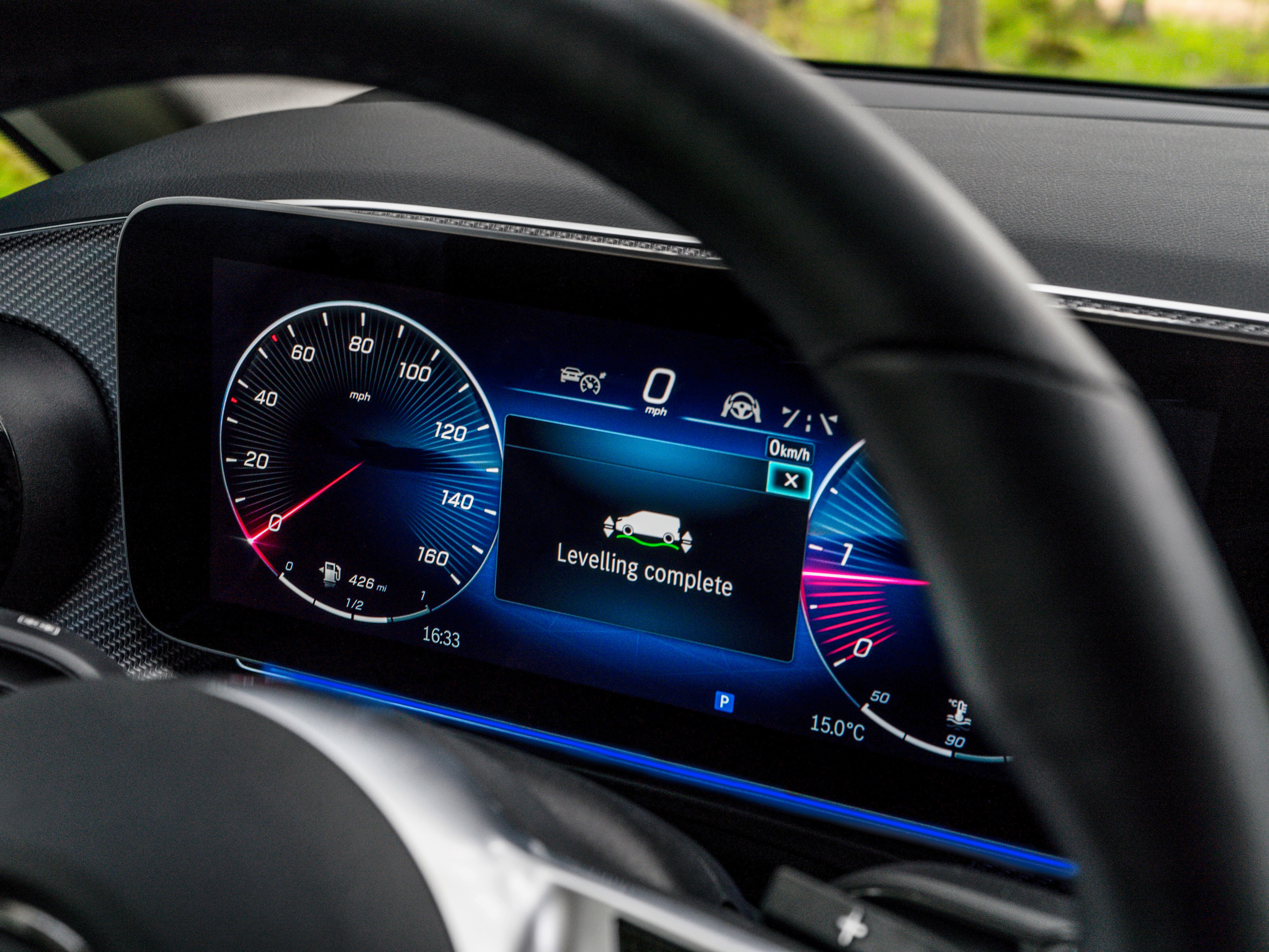 AIRMATIC plus Camper-Niveauregulierung im Widescreen-Cockpit der V-Klasse Marco Polo