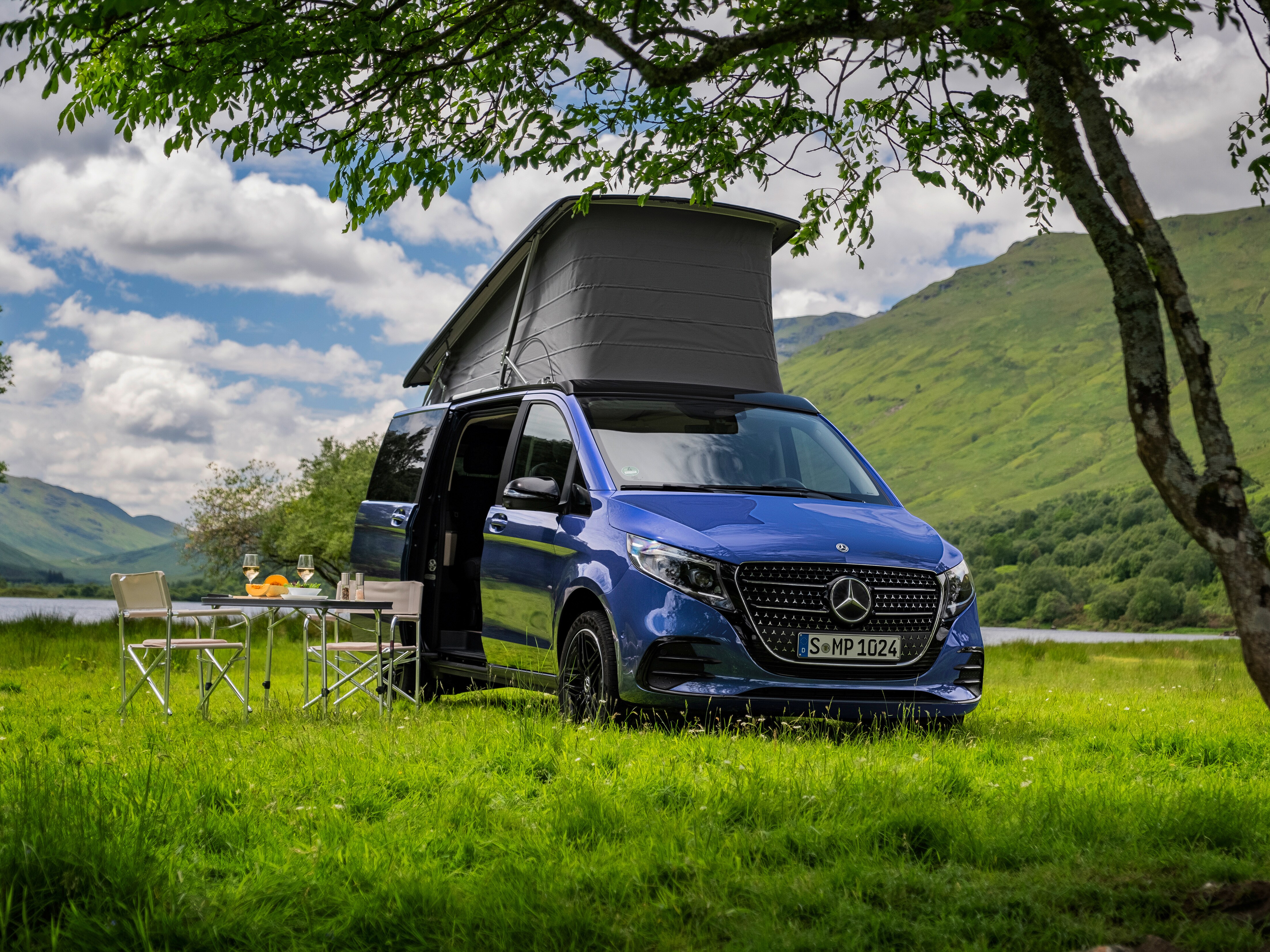Ein blauer V-Klasse Marco Polo Mercedes-Benz steht in der Natur. 