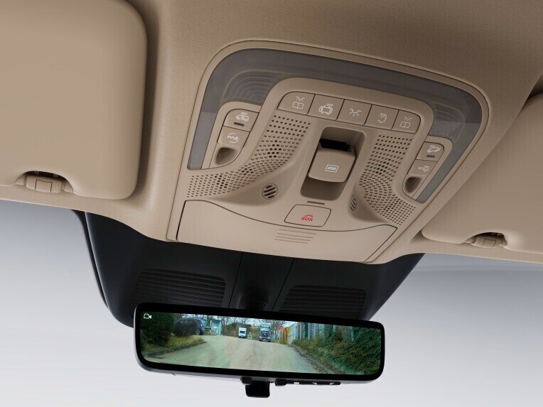 Das wesentlich größere Sichtfeld des digitalen Innenspiegels kann Ihnen einen besseren Überblick über das Verkehrsgeschehen hinter Ihrem Fahrzeug ermöglichen.