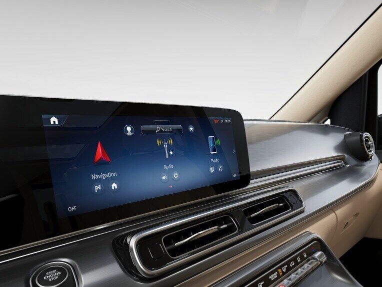 Das digitale Radio (DAB) erweitert das Multimediasystem um einen digitalen Receiver und empfängt terrestrisch ausgestrahlte, digitale Radioprogramme der Standards DAB und DAB+.