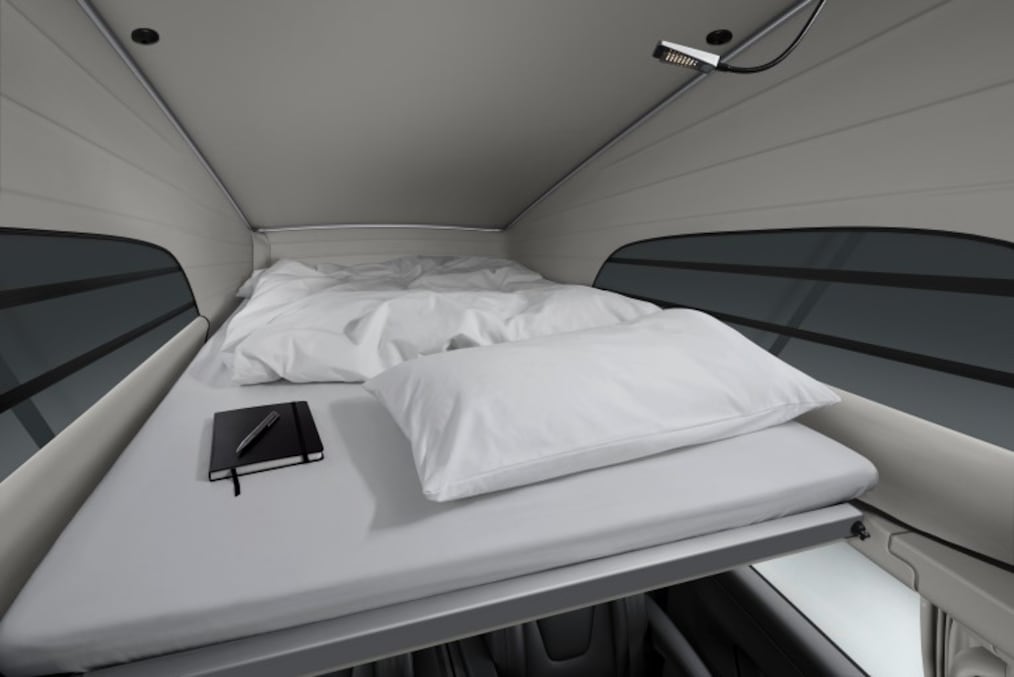 Das Dachbett der V-Klasse Marco Polo HORIZON mit LED-Leuchte und Lüftungsdüsen links und rechts.