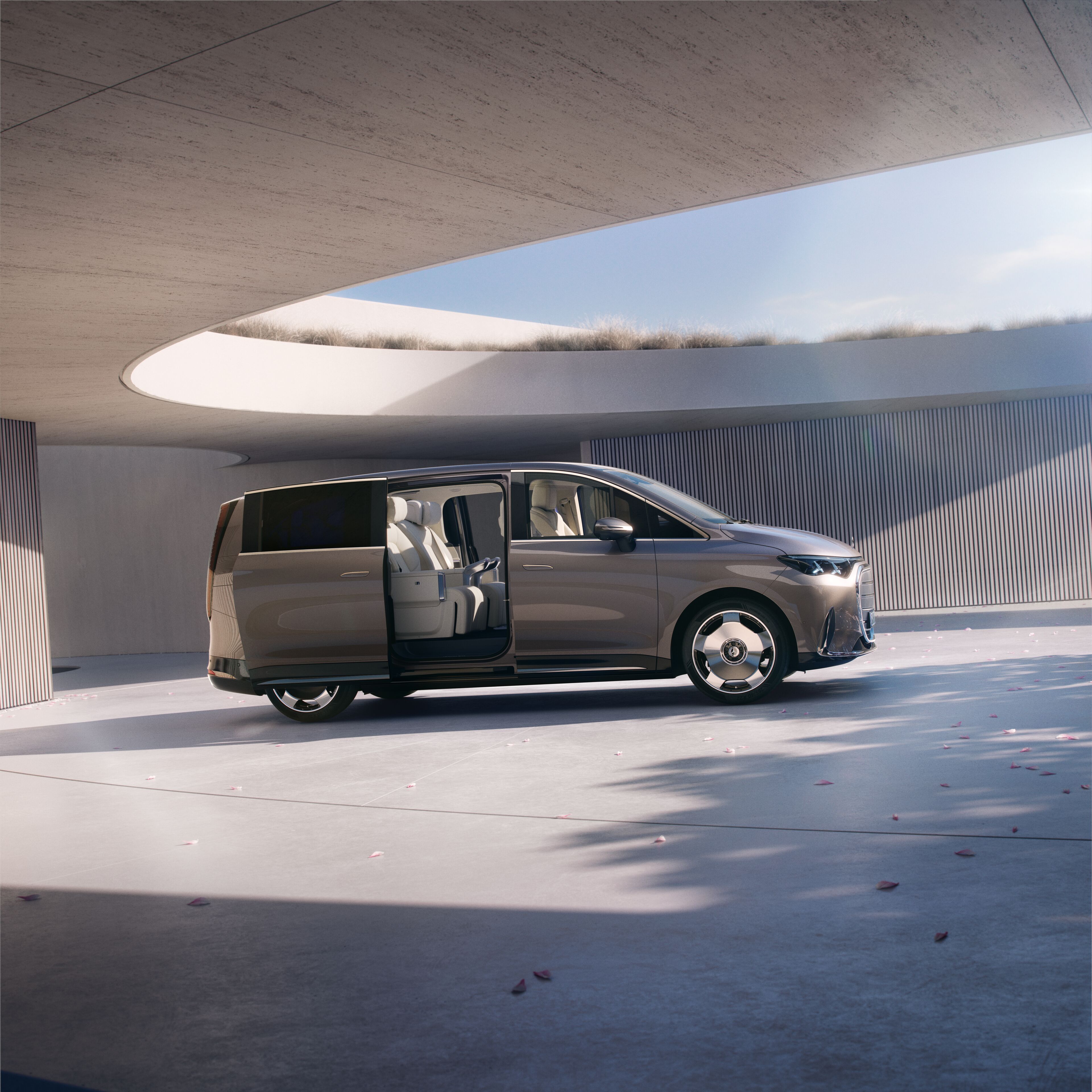 VLE | Mercedes-Benz Gezeigt wird der VLE von Mercedes-Benz mit offener Seitentür. Parkend vor einem modernem Gebäude.