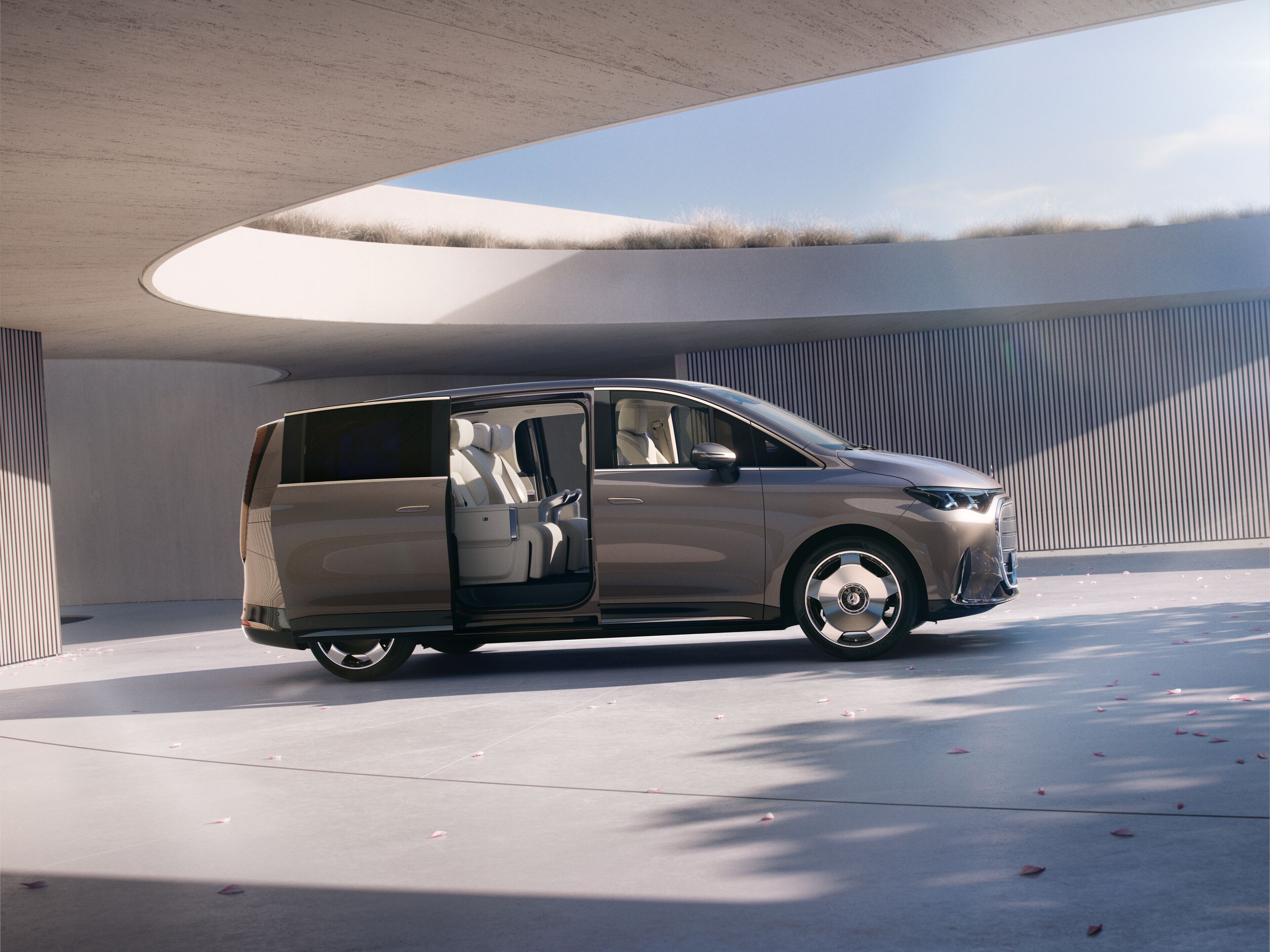 Gezeigt wird der VLE von Mercedes-Benz mit offener Seitentür. Parkend vor einem modernem Gebäude.