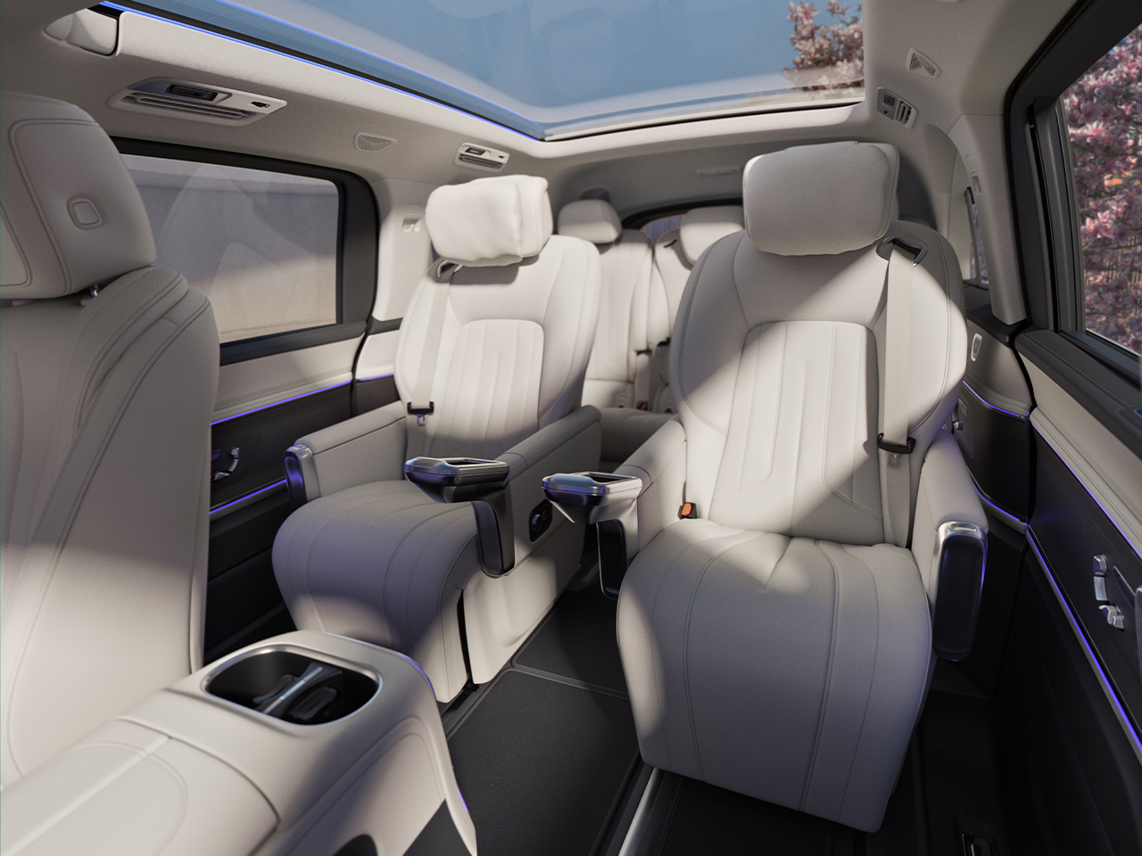 VLE | Mercedes-Benz Der Fond mit Becherhaltern, Klapptischen, USB-C-Anschlüssen, einem temperaturgesteuerten Ablagefach und Ablagekästen unter den Sitzen.