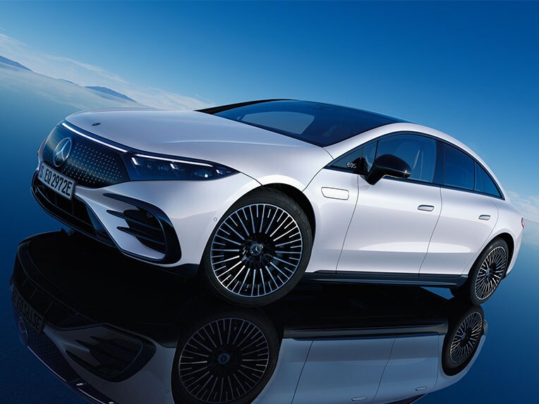 Der EQS von Mercedes-EQ in einer seitlichen Frontansicht.