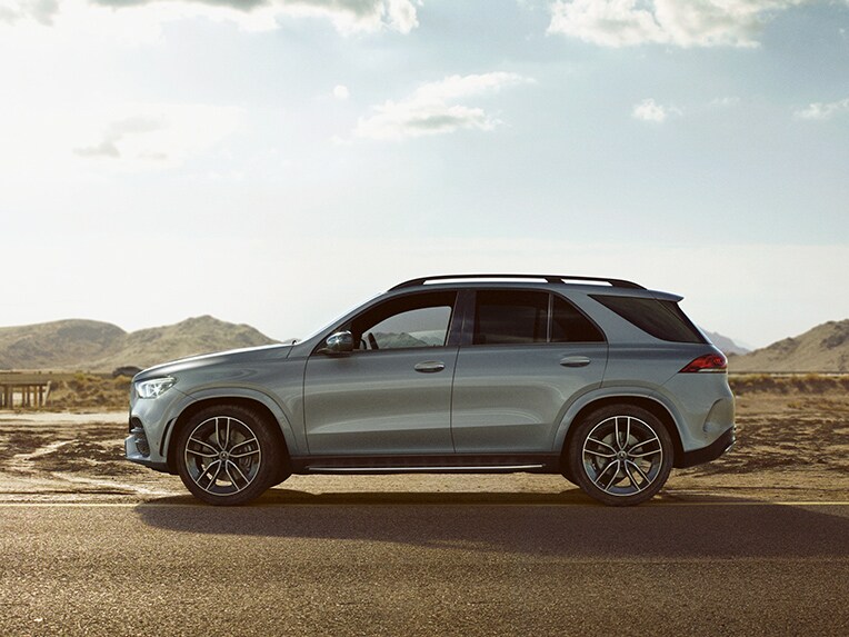 Der Mercedes-Benz GLE Seitenansicht in ländlicher Umgebung.
