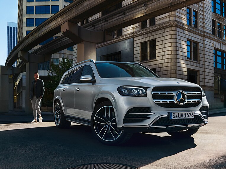 Der Mercedes-Benz GLS in einer seitlichen Frontansicht in der Stadt.