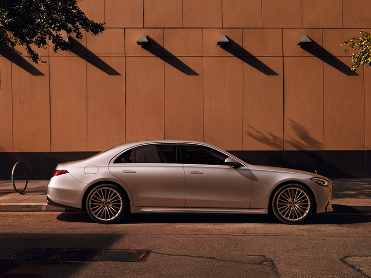 Die Mercedes-Benz S-Klasse in einer Seitenansicht.
