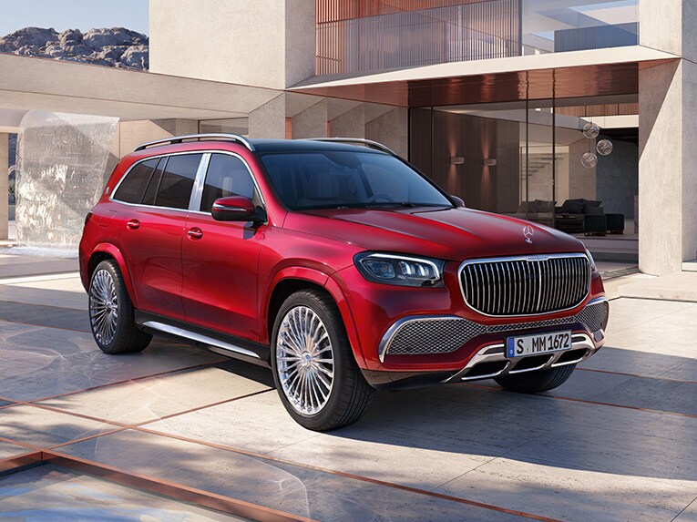 Seitliche Frontansicht des Mercedes-Maybach GLS vor einem modernen Haus