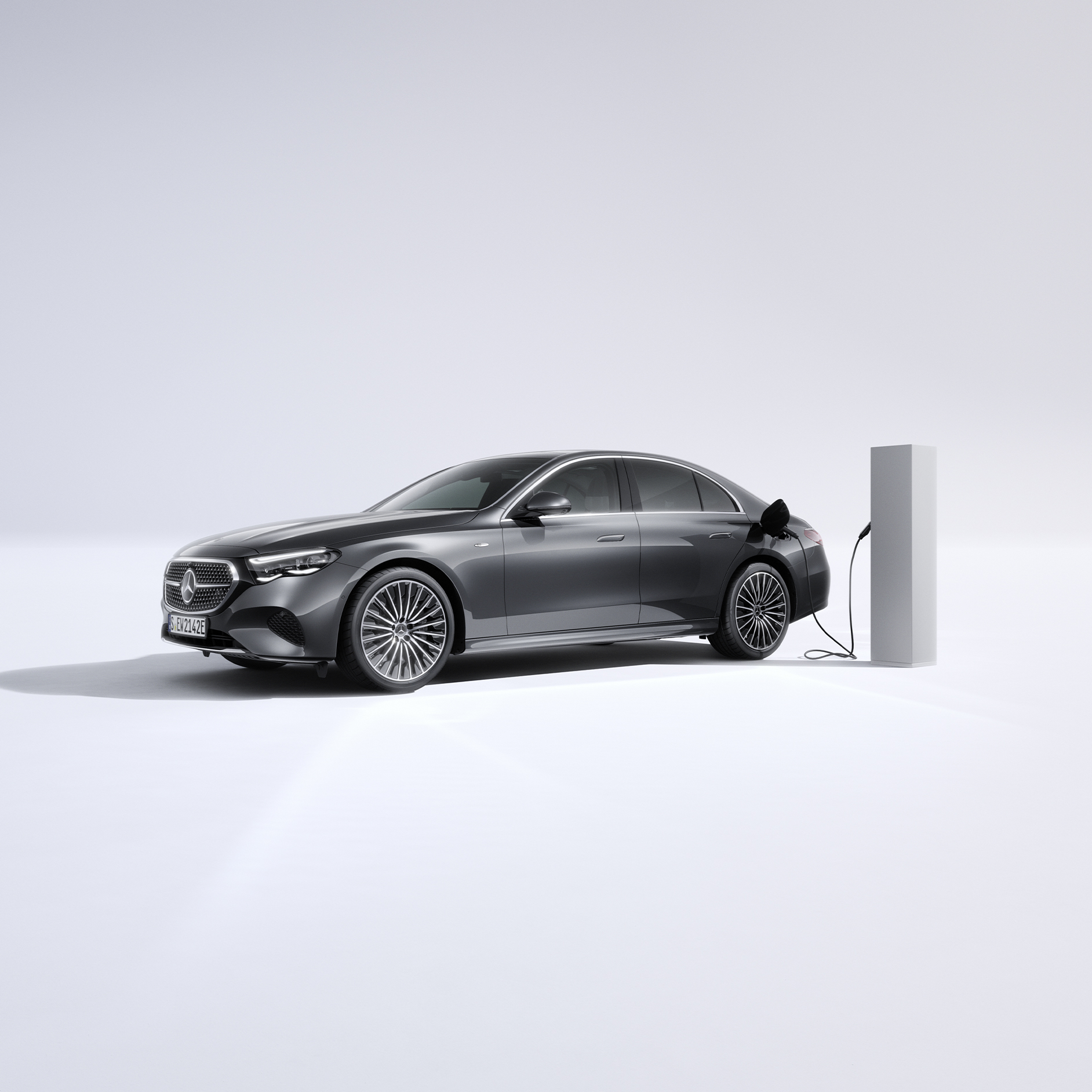 Plug-in-Hybrid | Elektromobilität | Mercedes-Benz Seitenansicht des Mercedes-Benz EQE. Elektromobilität von Mercedes-Benz.