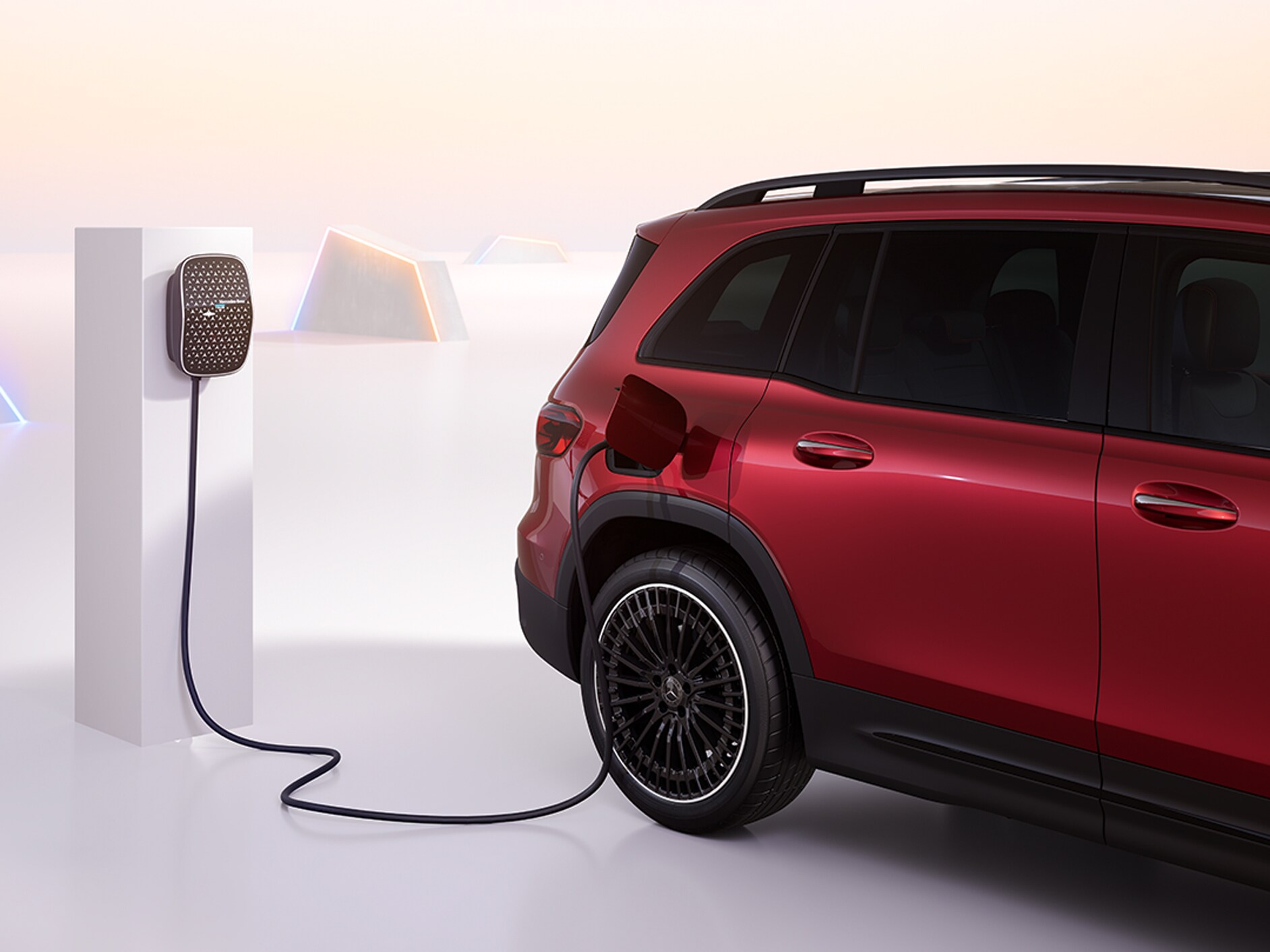 Das EQB Elektroauto ladend an einer Mercedes-Benz Wallbox.