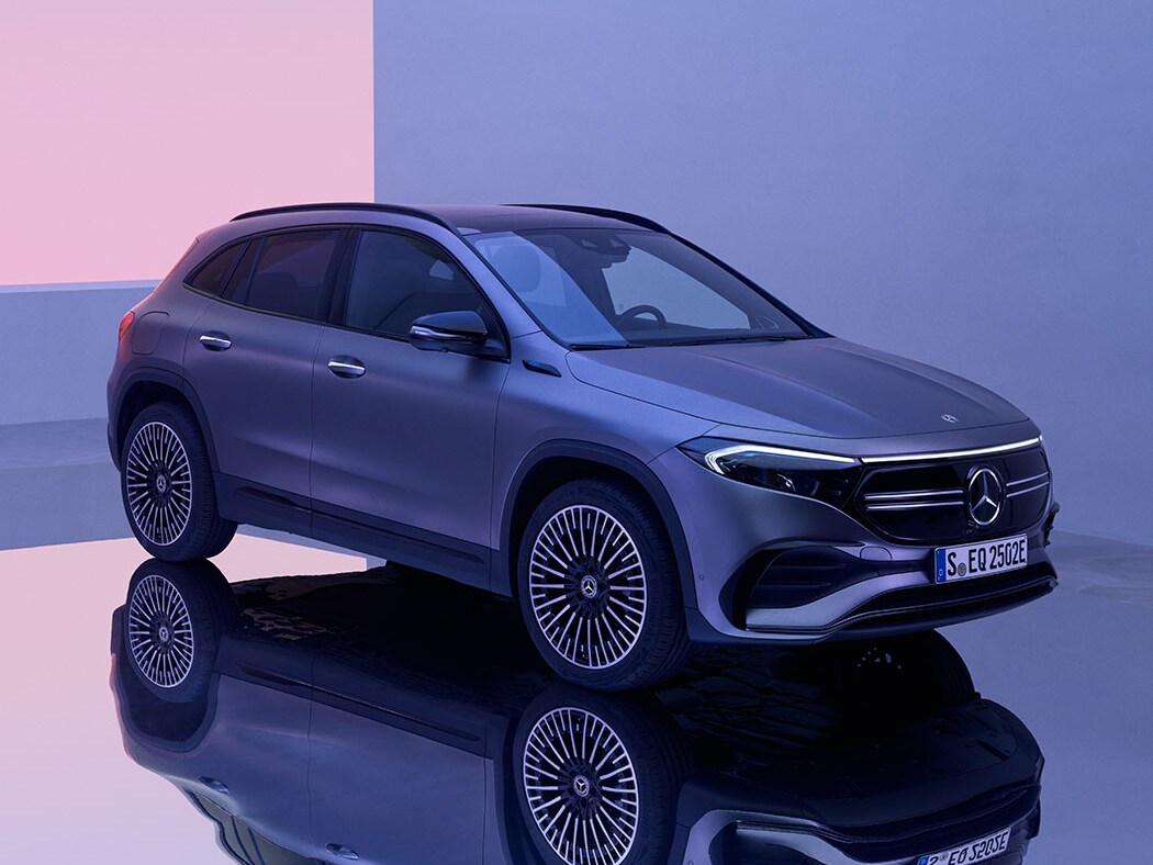 Das Bild zeigt den EQA von Mercedes-EQ in einer seitlichen Frontansicht.