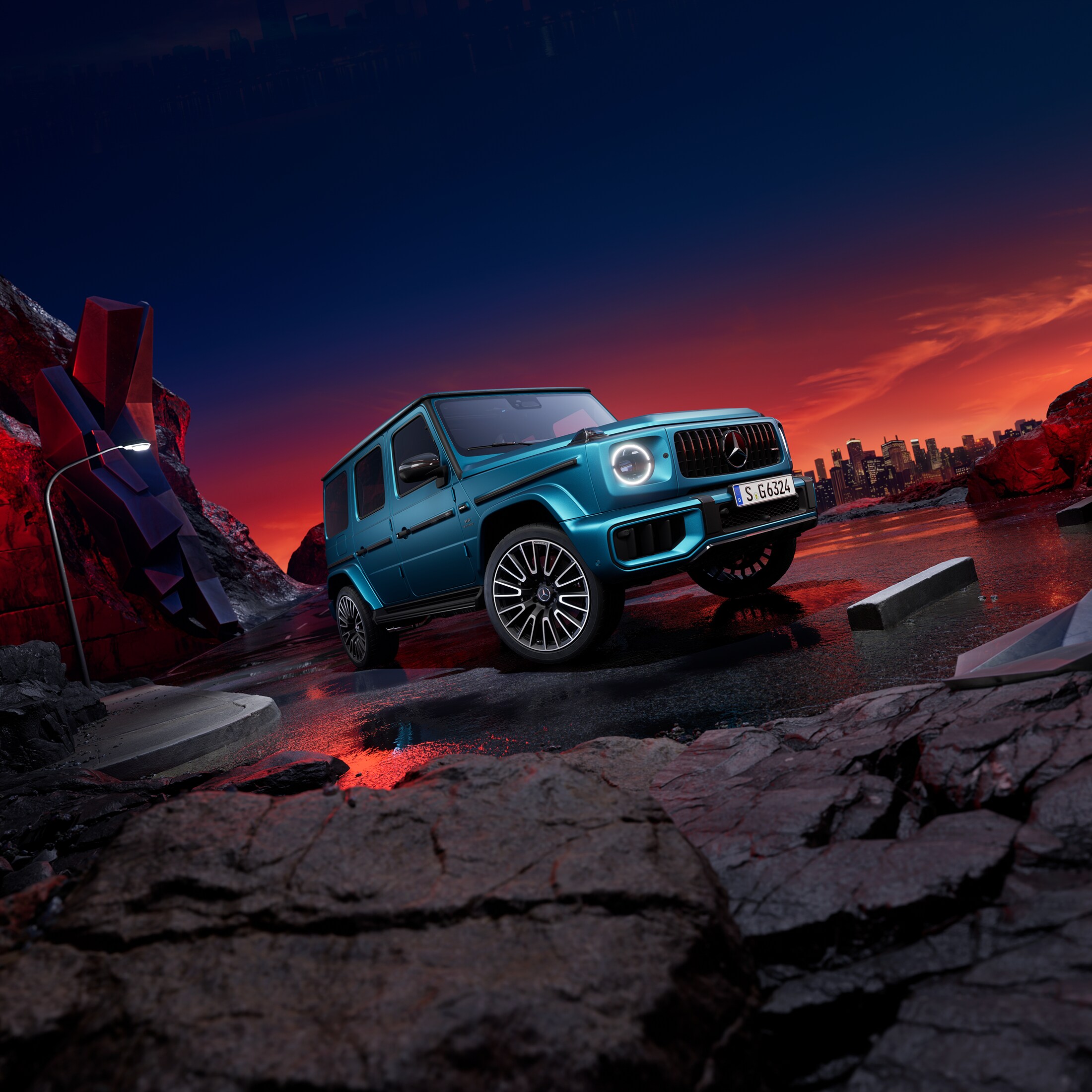 Türkise G-Klasse AMG 63 vor rotem Hintergrund