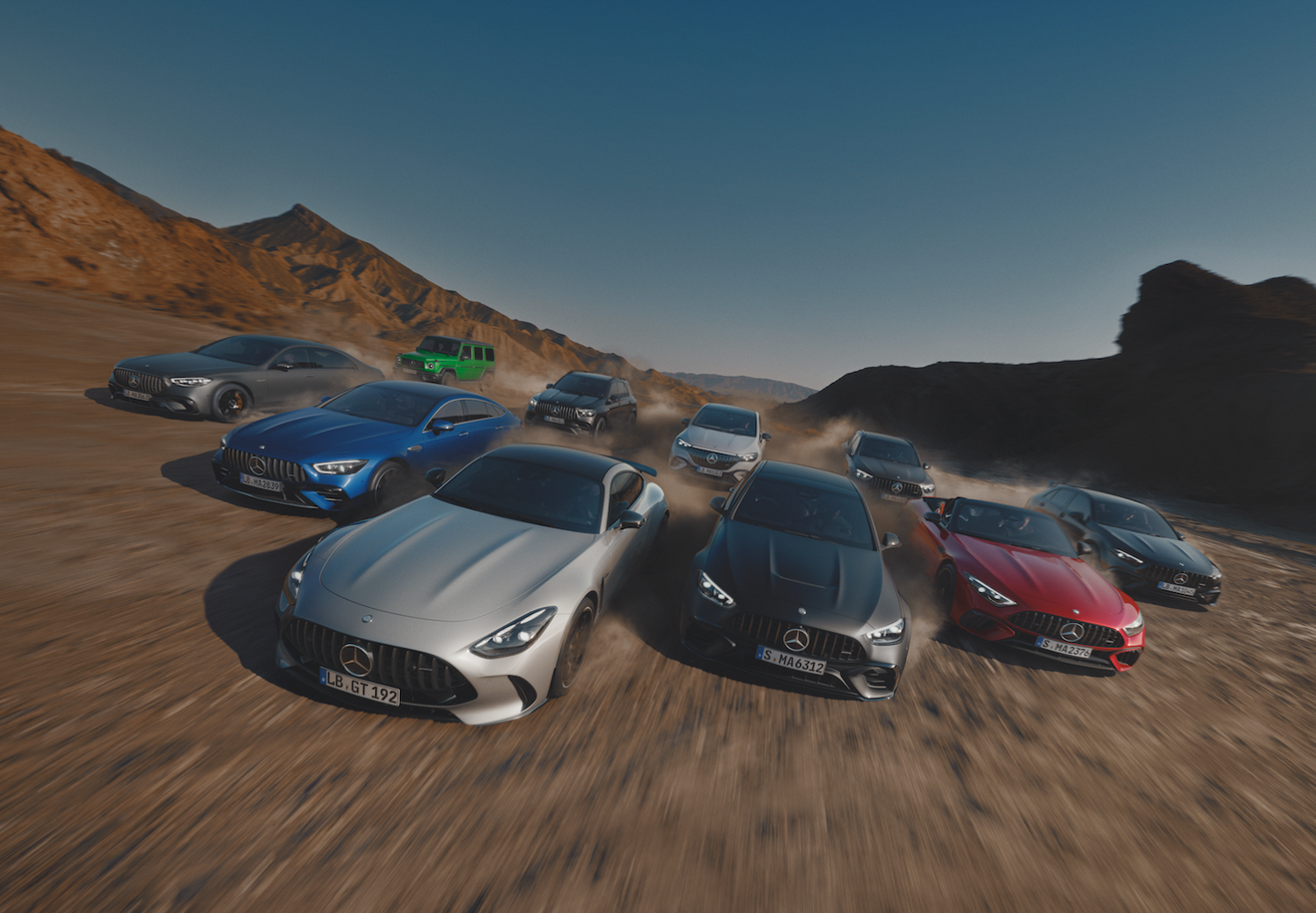 Mercedes-Benz AMG Performance für die Rennstrecke – und für die Straße. Mercedes-Benz AMG Modellpalette in der Wüste