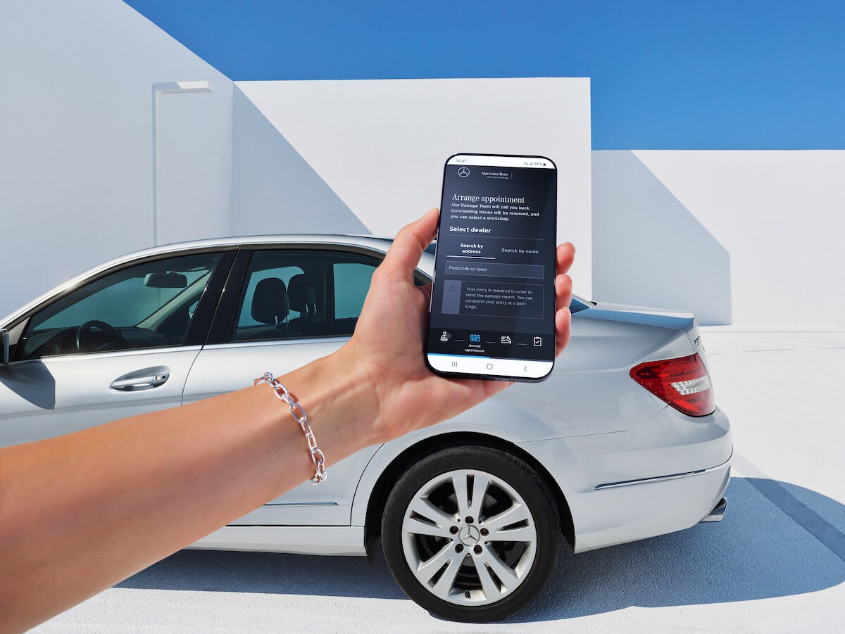 Melden Sie Ihren Fahrzeugschaden online über ihr Smartphone bei Mercedes-Benz.