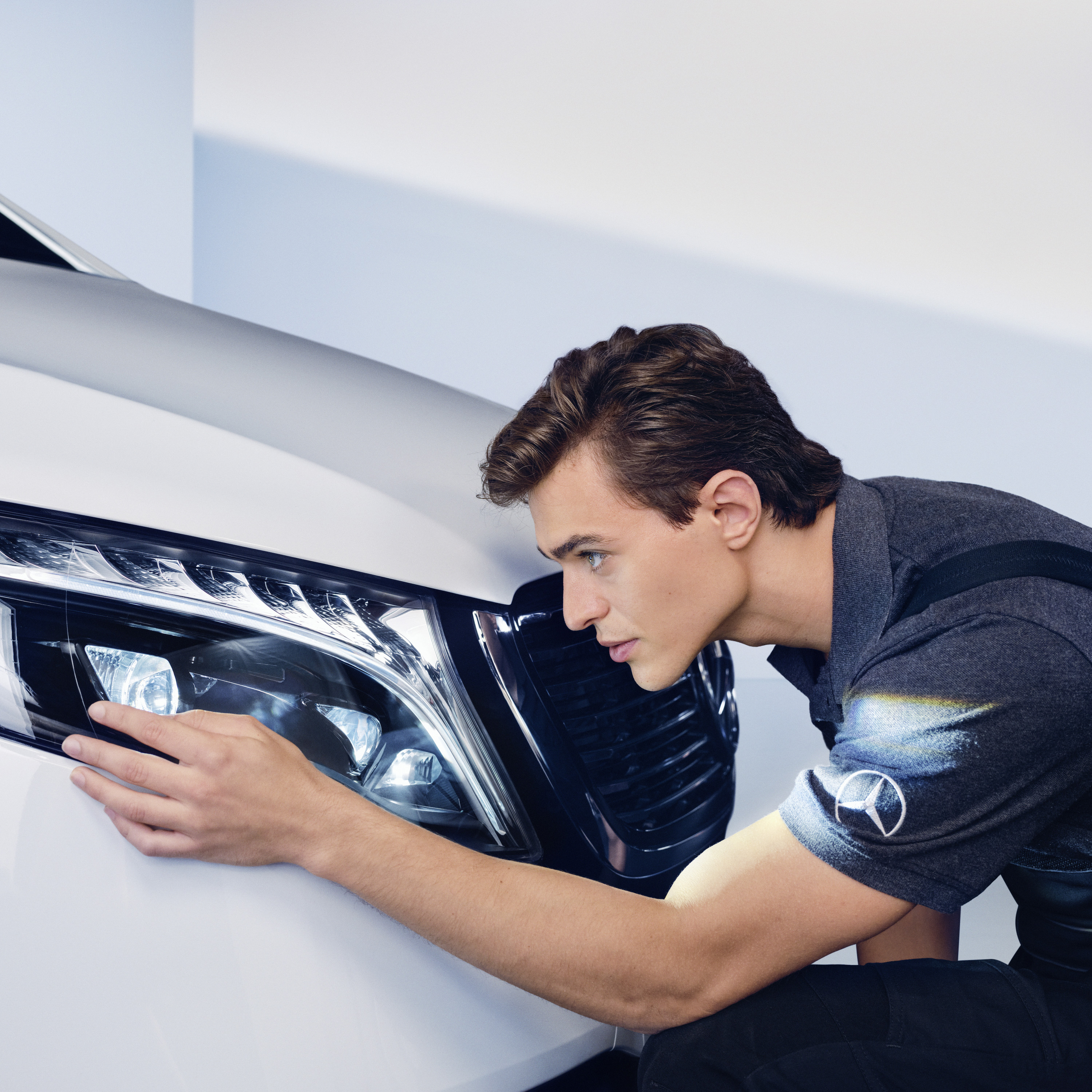 SmallRepair | Mercedes-Benz Ein Servicetechniker überprüft den Scheinwerfer eines Mercedes-Benz.