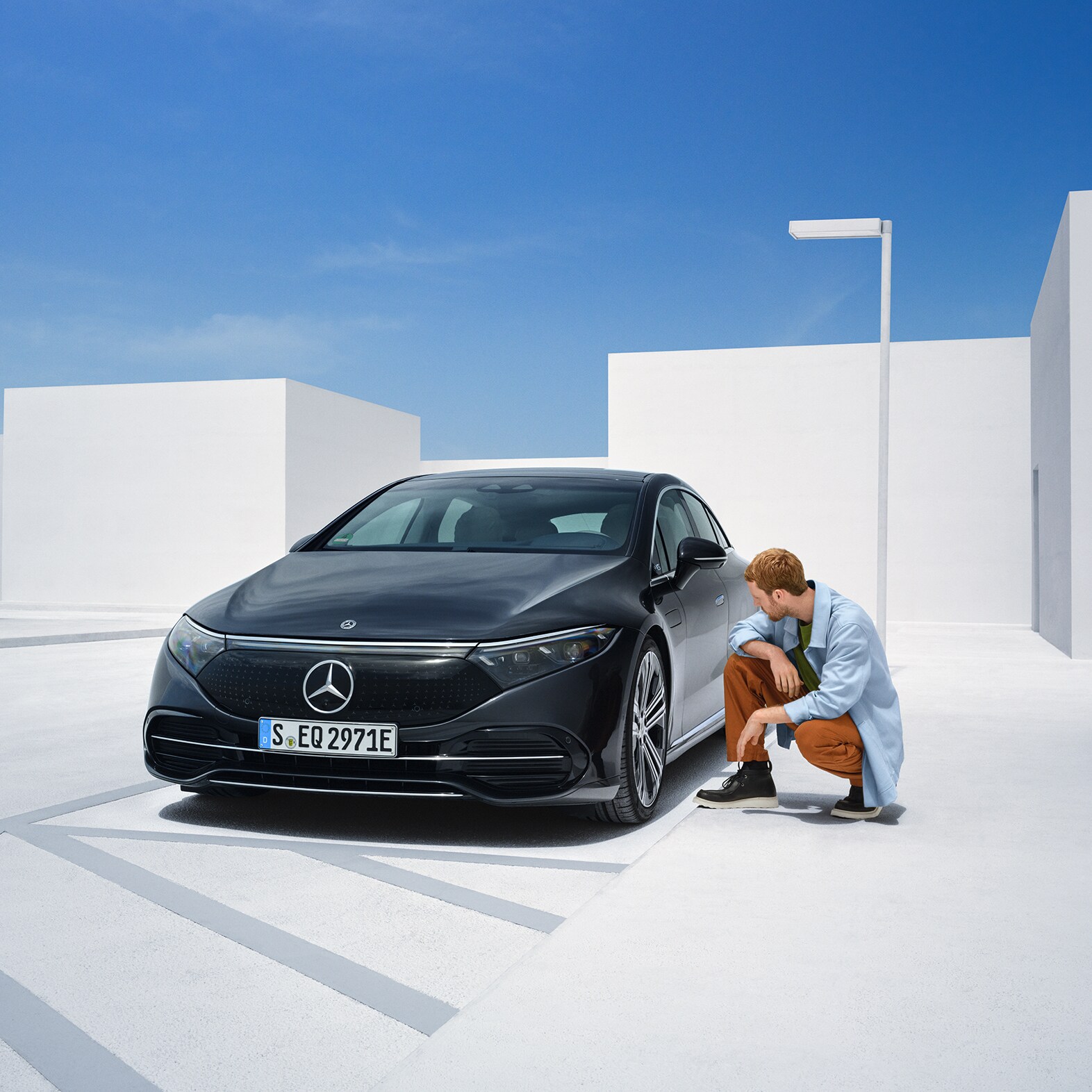 Ein Mann begutachtet seinen Mercedes-Benz.