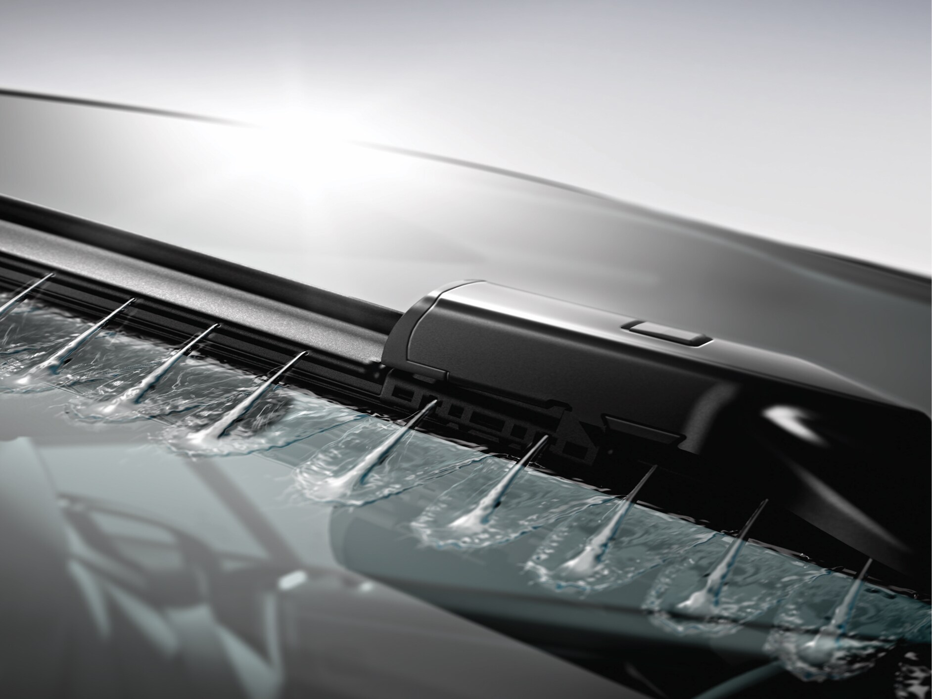 Wischflüssigkeit wird auf Scheibe gesprüht