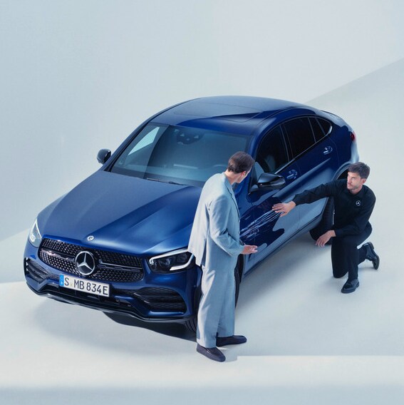 Mercedes-Benz Schadenhilfe Service mit Technikern und blauem Mercedes Fahrzeug