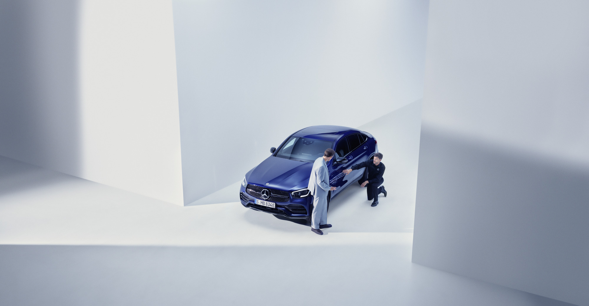 Mercedes-Benz Schadenhilfe Service mit Technikern und blauem Mercedes Fahrzeug