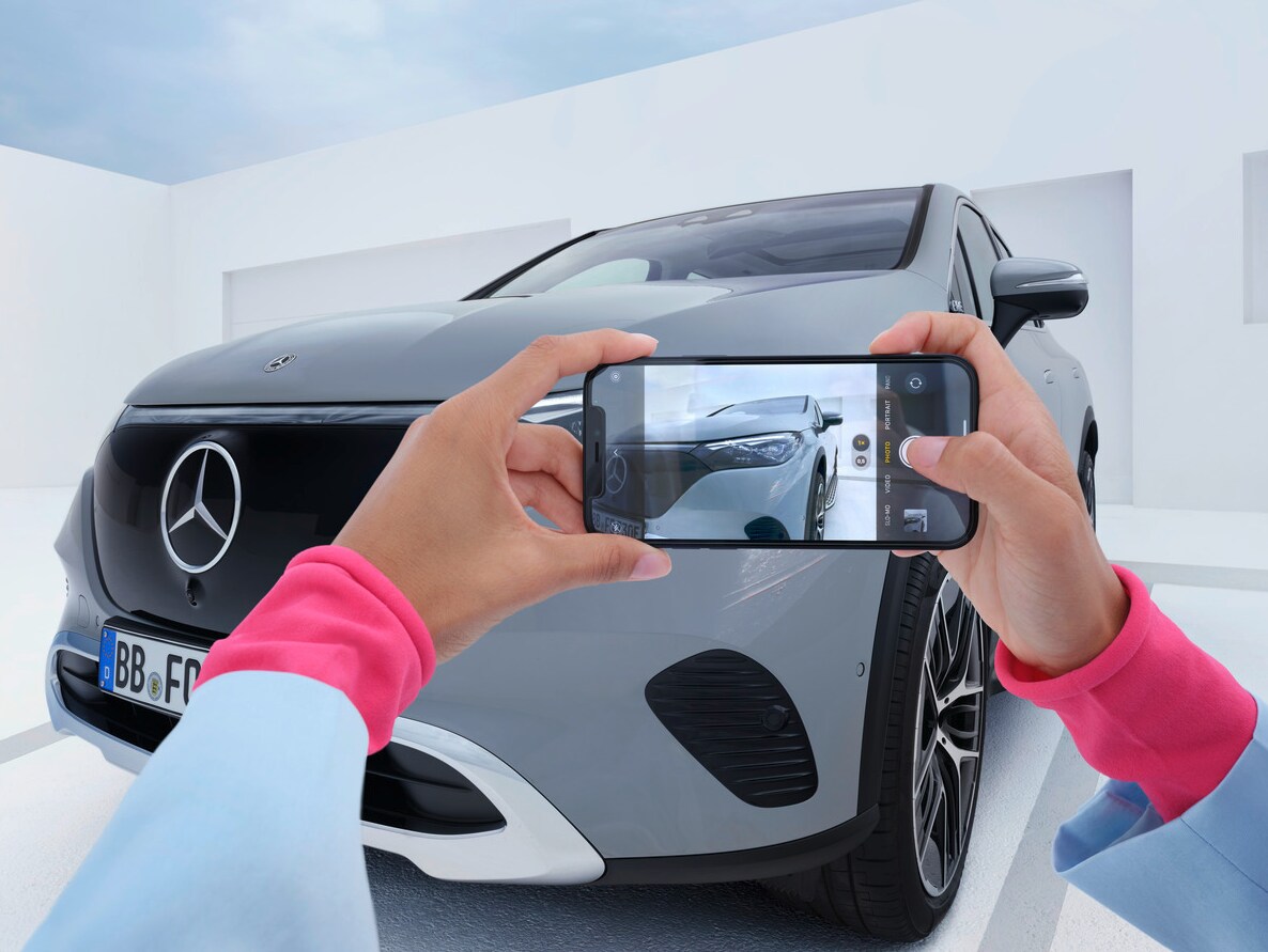 Telefon, das ein Foto von einem Mercedes-Benz macht