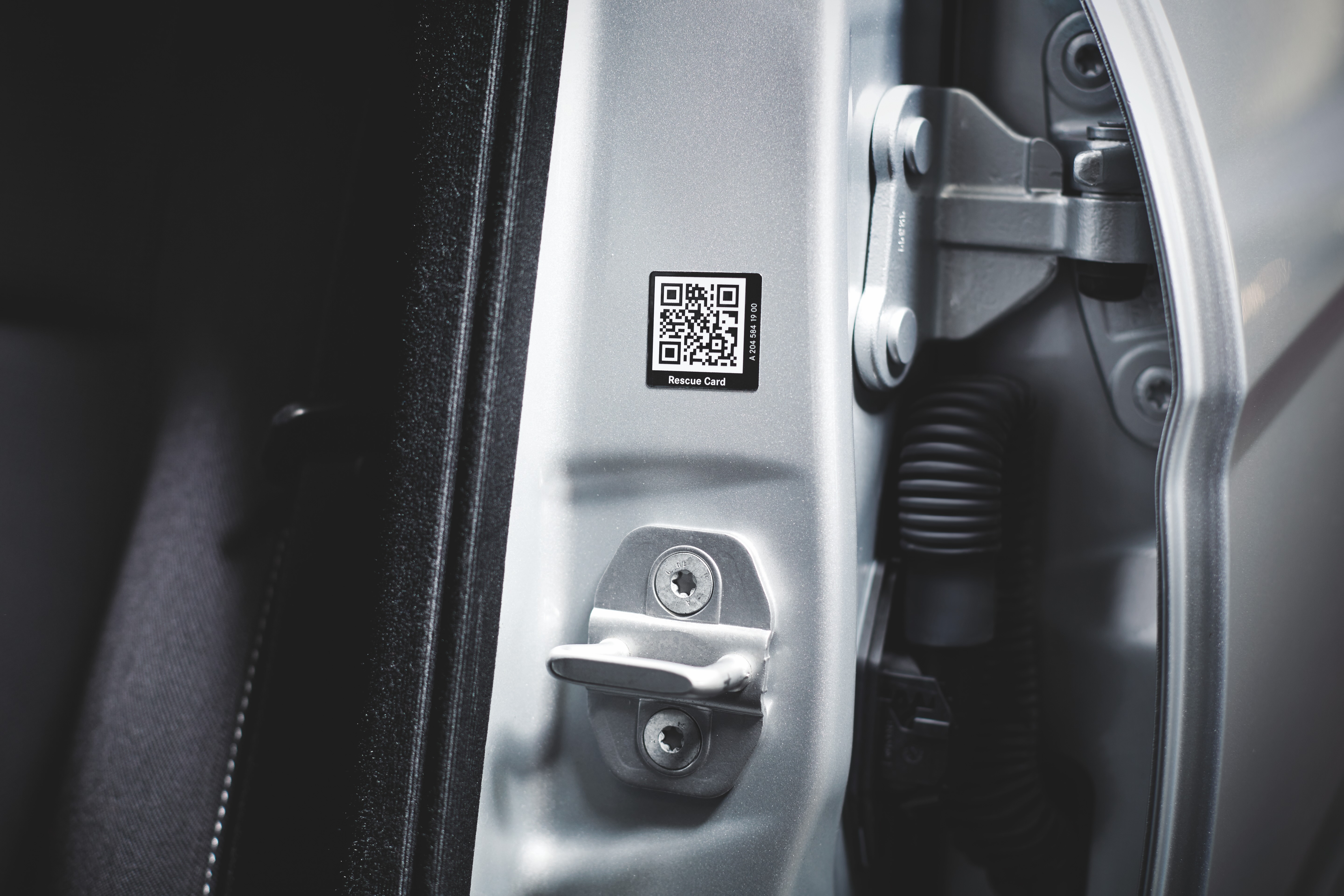 Rettungsaufkleber | Mercedes-Benz Rettungsaufkleber auf dem Mercedes-Benz Fahrzeug.