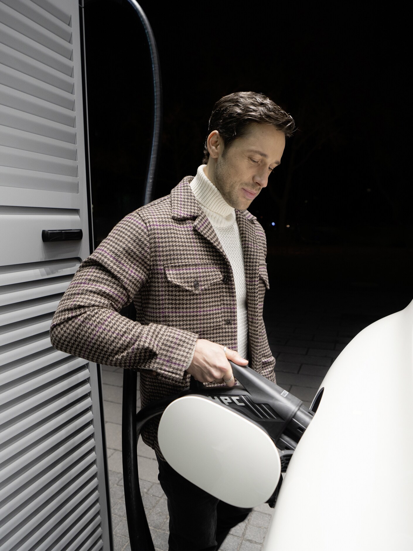 Ein Mercedes-Benz Elektroauto lädt unterwegs mit MB.CHARGE Public.