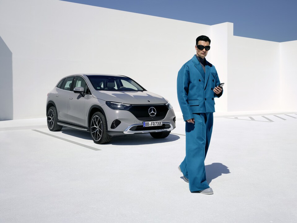 Ein Mann steht vor seinem Mercedes-Benz.