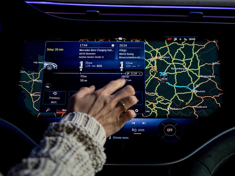 Das Interieur eines Mercedes-Benz Fahrzeugs mit Navigation mit Electric Intelligence.
