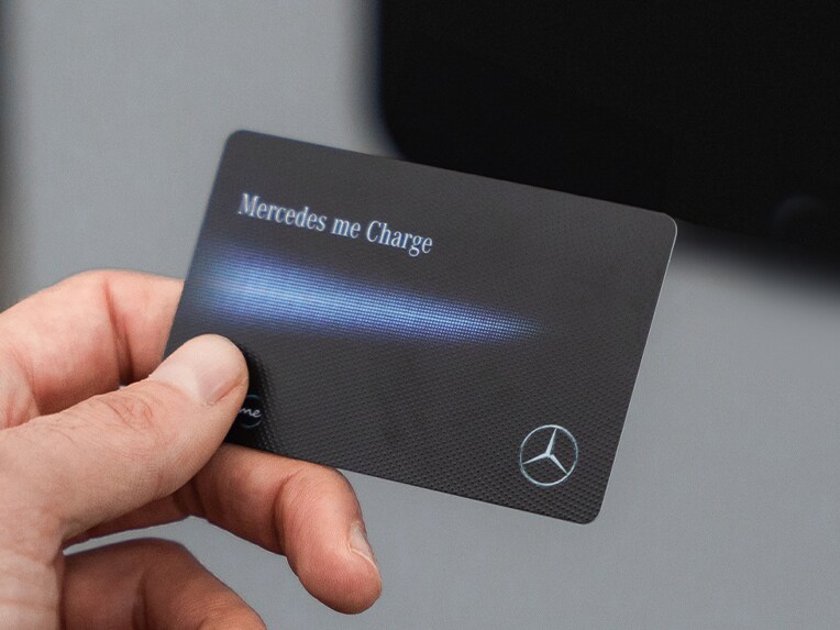 Authentifizieren Sie sich mit Ihrer Mercedes me Charge Ladekarte.