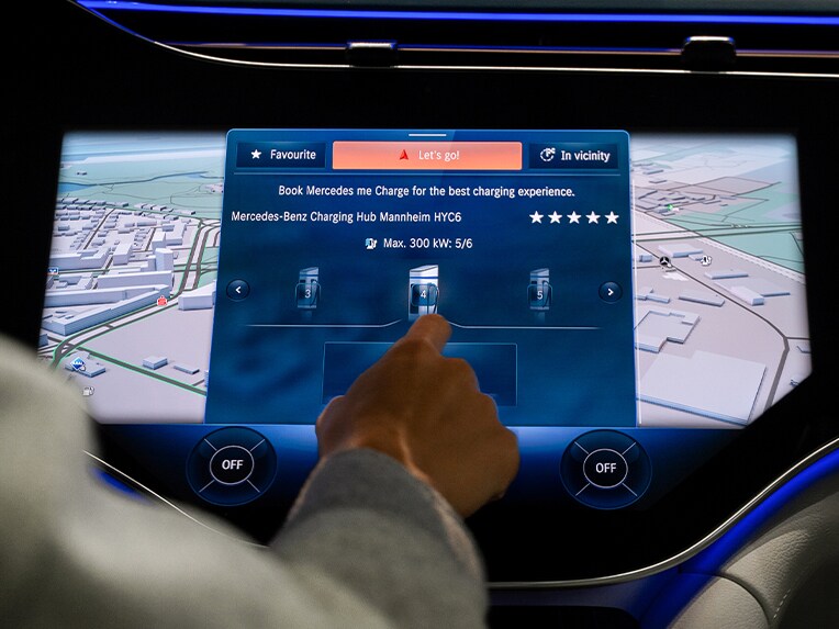 Ein Bildschirm in einem Mercedes-Benz Fahrzeug mit Multimediasystem-Display.