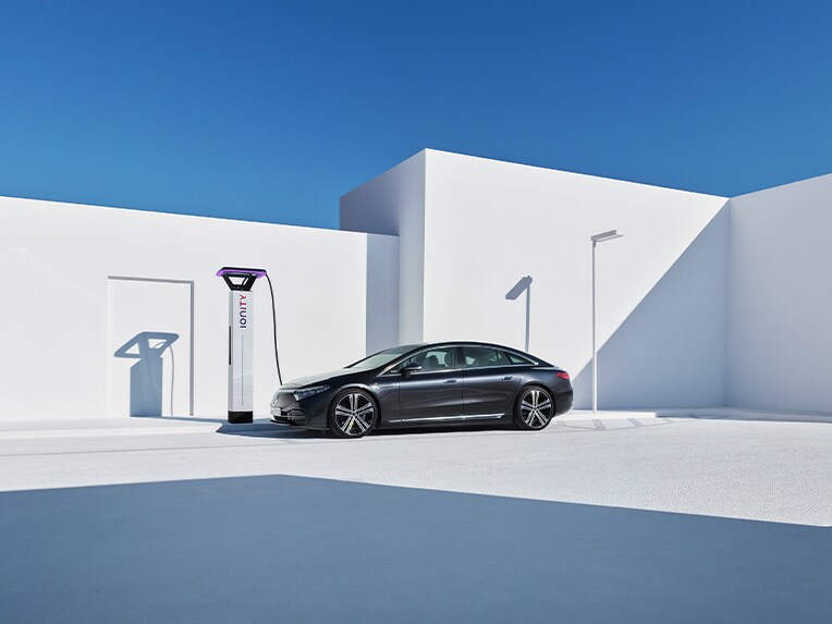 Ein Mercedes-Benz EQS steht an einer Ladestation.